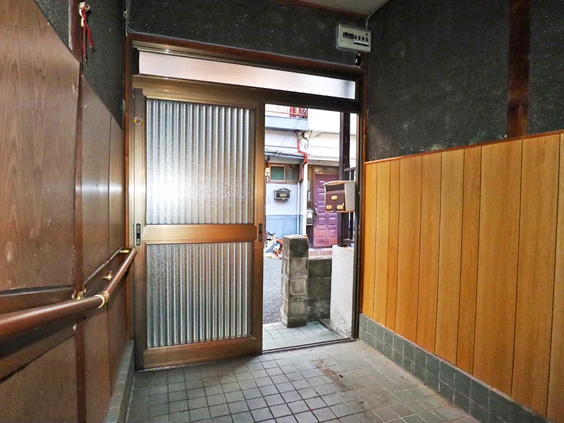 大阪府守口市佐太中町4丁目 高利回り投資向け中古戸建（3DK）の玄関