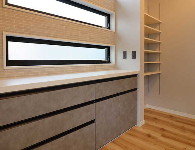 リフォームしたキッチン棚の写真