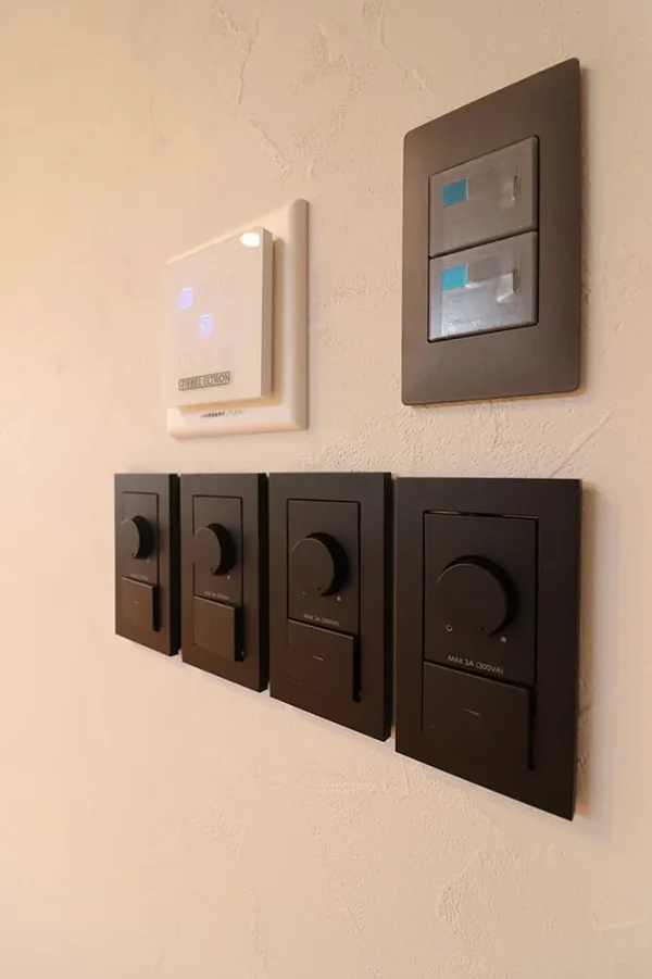 7ARC（セブンアーク）の施工実績｜大阪市阿倍野区に建てた注文住宅のかっこいい電気スイッチ