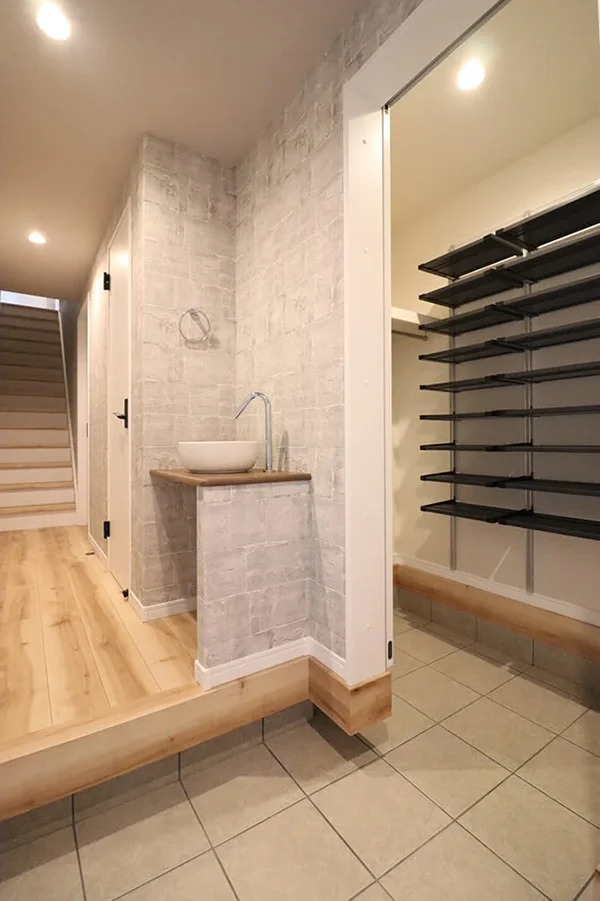 7ARC（セブンアーク）の施工実績｜大阪市阿倍野区に建てた注文住宅のエントランスに洗面台設置している