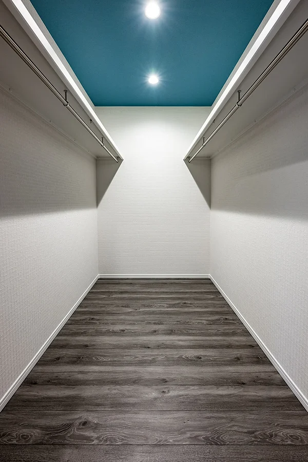 7ARC（セブンアーク）の施工実績｜堺市西区に建てた注文住宅の洋室にあるウォークインクローゼット