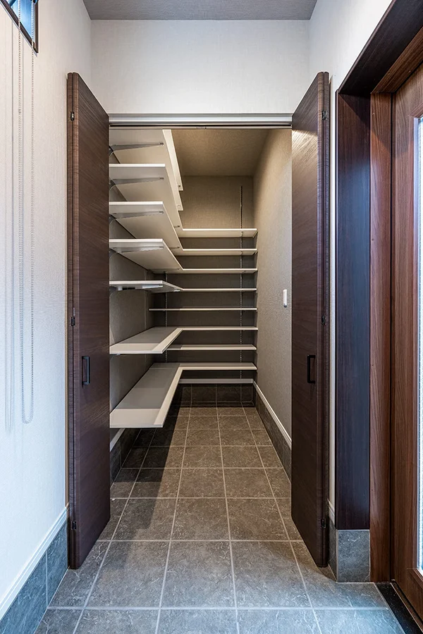 7ARC（セブンアーク）の施工実績｜堺市西区に建てた注文住宅のエントランスにあるシューズクローゼット