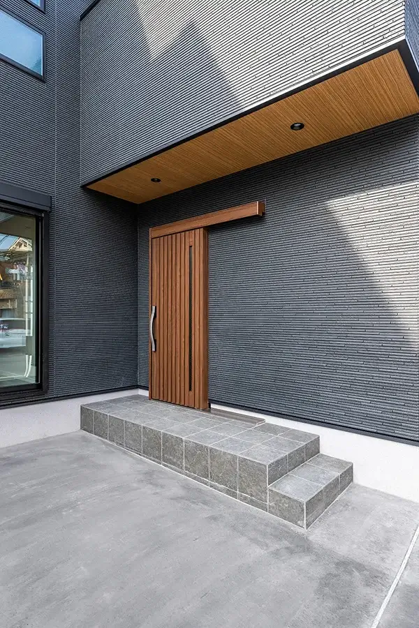 7ARC（セブンアーク）の施工実績｜堺市西区に建てた注文住宅のお洒落な玄関ドア