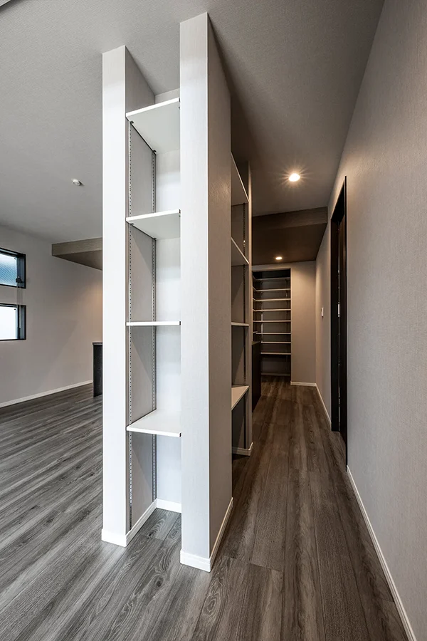 7ARC（セブンアーク）の施工実績｜堺市西区に建てた注文住宅のリビングダイニングにある棚