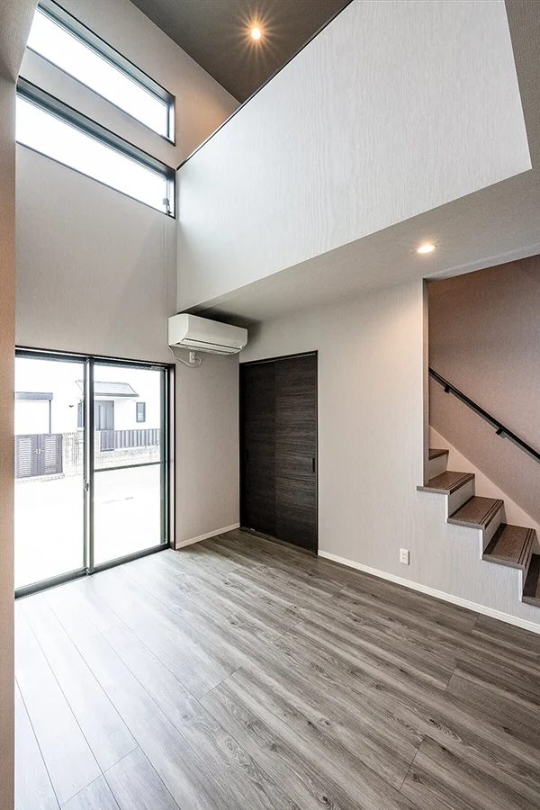 7ARC（セブンアーク）の施工実績｜堺市西区に建てた注文住宅のリビングダイニングにある棚