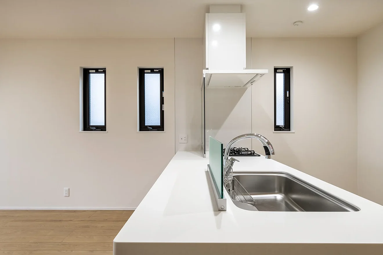 7ARC（セブンアーク）の施工実績｜大阪市港区に建てた注文住宅のキッチン横には窓を設置