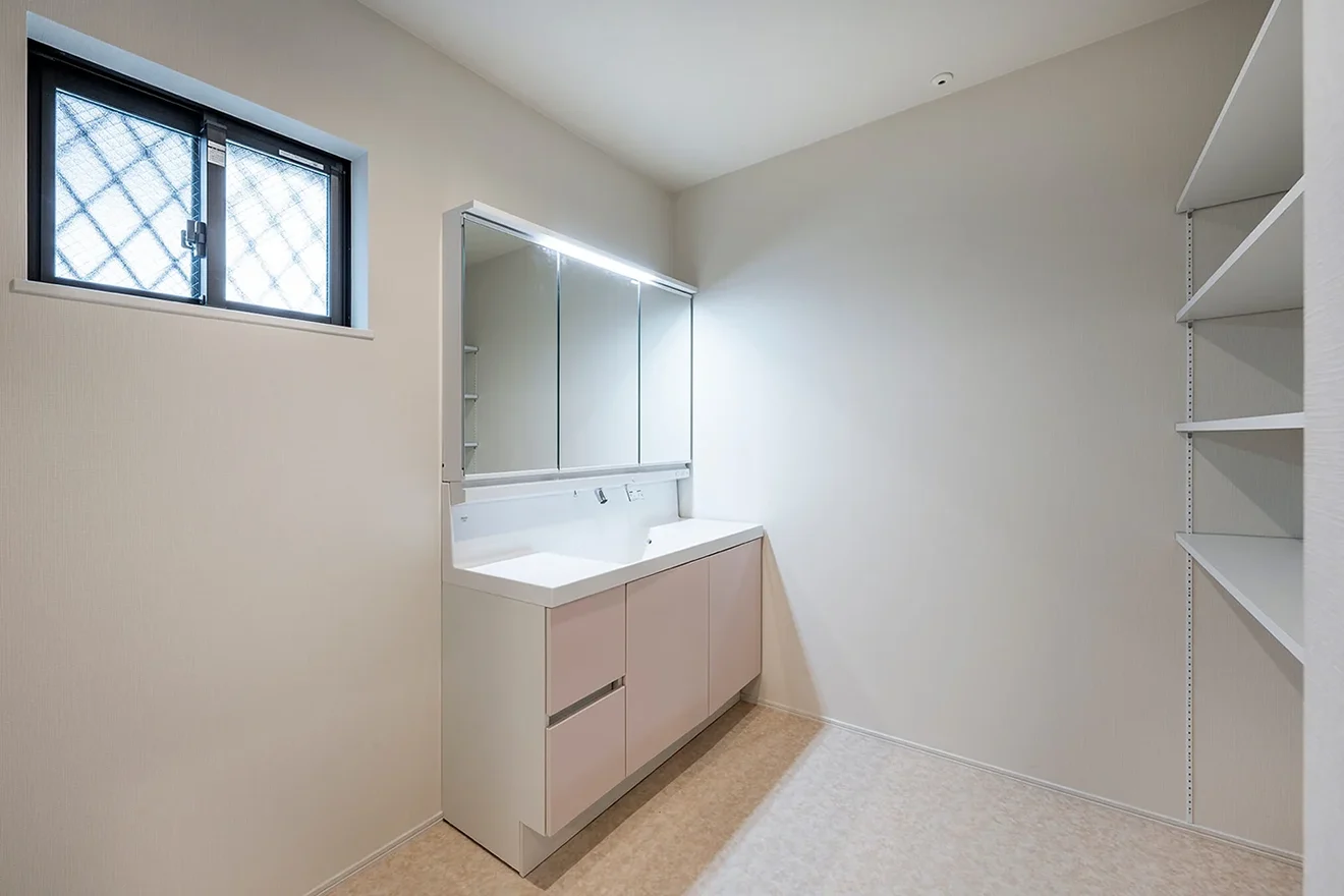 7ARC（セブンアーク）の施工実績｜大阪市港区に建てた注文住宅の洗面室に大容量の収納棚
