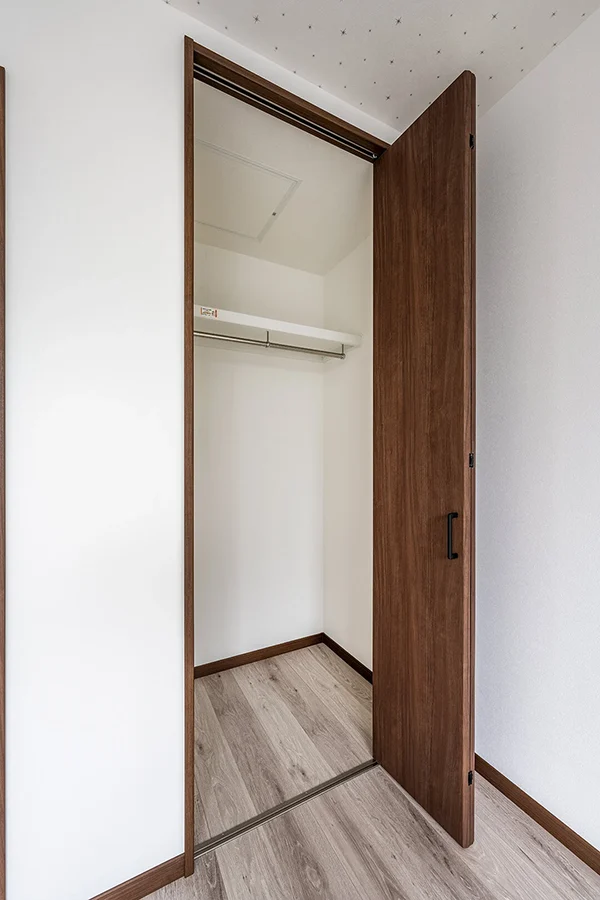 7ARC（セブンアーク）の施工実績｜東大阪市に建てた注文住宅の洋室にあるクローゼット