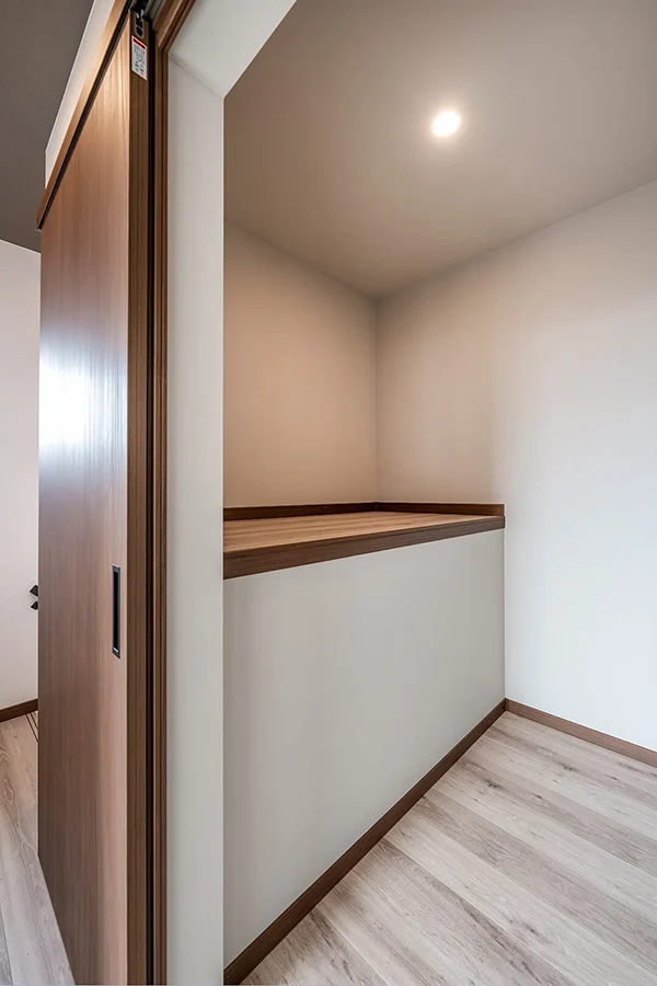 7ARC（セブンアーク）の施工実績｜東大阪市に建てた注文住宅の洋室にある棚