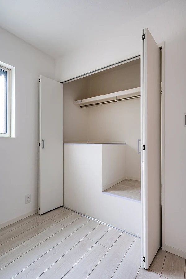 7ARC（セブンアーク）の施工実績｜大阪市此花区に建てた注文住宅の洋室にあるクローゼット