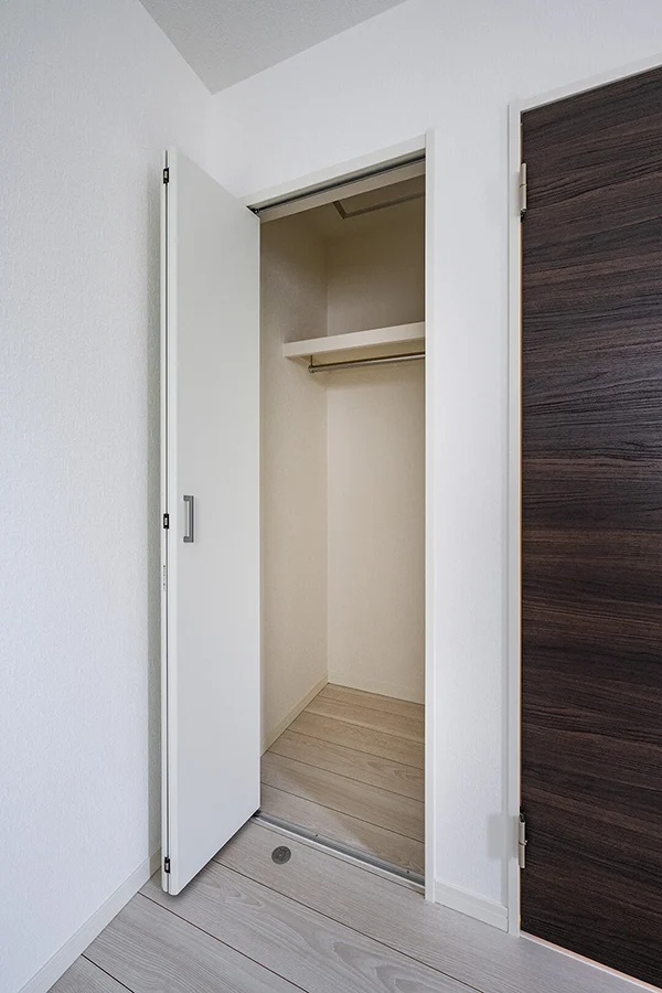 7ARC（セブンアーク）の施工実績｜大阪市此花区に建てた注文住宅の洋室にあるクローゼット