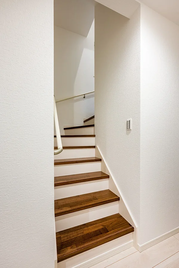 7ARC（セブンアーク）の施工実績｜大阪市此花区に建てた注文住宅の階段