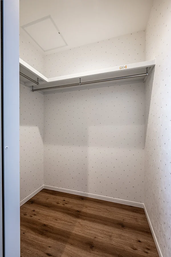 7ARC（セブンアーク）の施工実績｜大阪府豊中市に建てた注文住宅の洋室にあるウォークインクローゼット