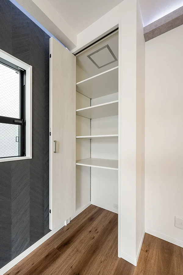 7ARC（セブンアーク）の施工実績｜大阪府豊中市に建てた注文住宅のリビングにあるクローゼット