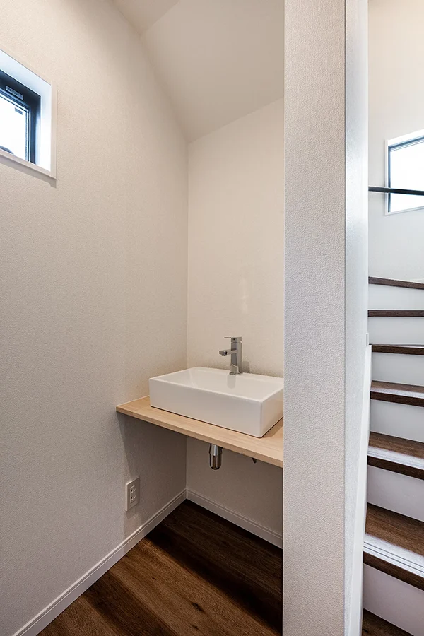 7ARC（セブンアーク）の施工実績｜大阪府豊中市に建てた注文住宅の階段横の手洗いスペース