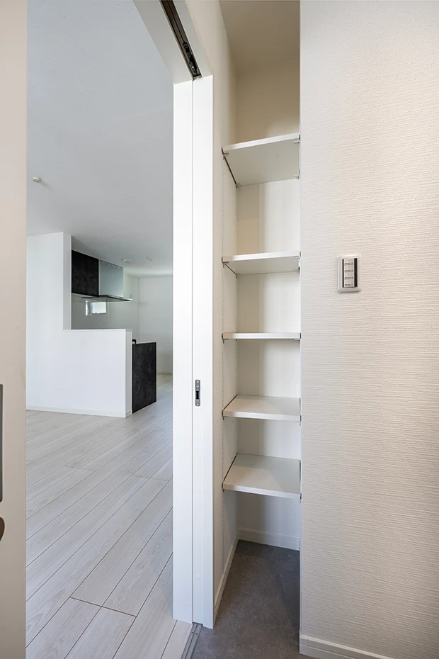 7ARC（セブンアーク）の施工実績｜大阪市此花区に建てた注文住宅の洗面室の収納棚