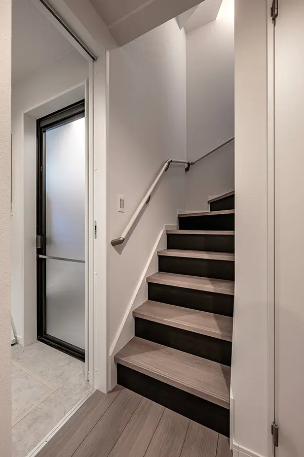 東大阪市の新築注文住宅　階段｜7ARC施工事例